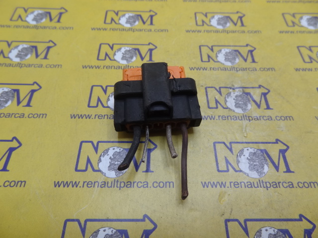 8200317212-on-cam-silecek-motor-soketi